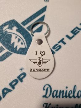 Weißer Schlüsselanhänger mit " I ❤️ Zündapp " Flügel & Schrift Gravur in 68x42x3mm